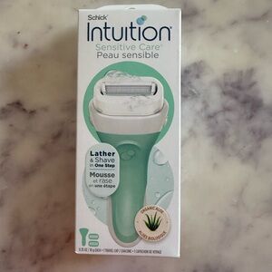 NWT Schick Intuition Sensitive Care Razor with moisturizing bar Organic Aloe